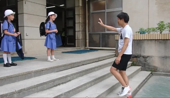 児童に声をかける教師