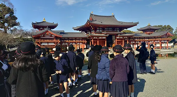 神社を見学する児童