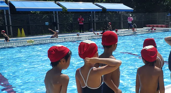 プール際の児童