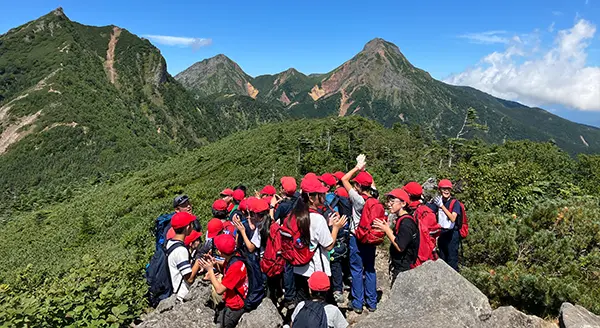 山頂に立つ児童