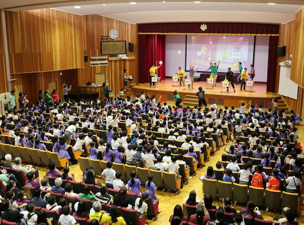 講堂でのパフォーマンス