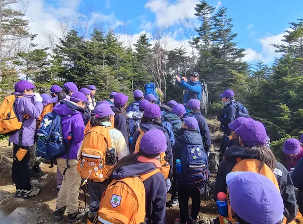 山の上での集合写真