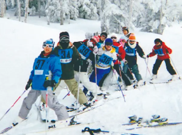 スキーをする様子