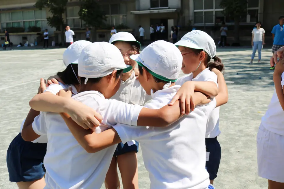 円陣を組む児童