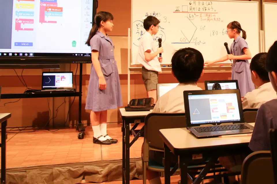 壇上で発表する児童