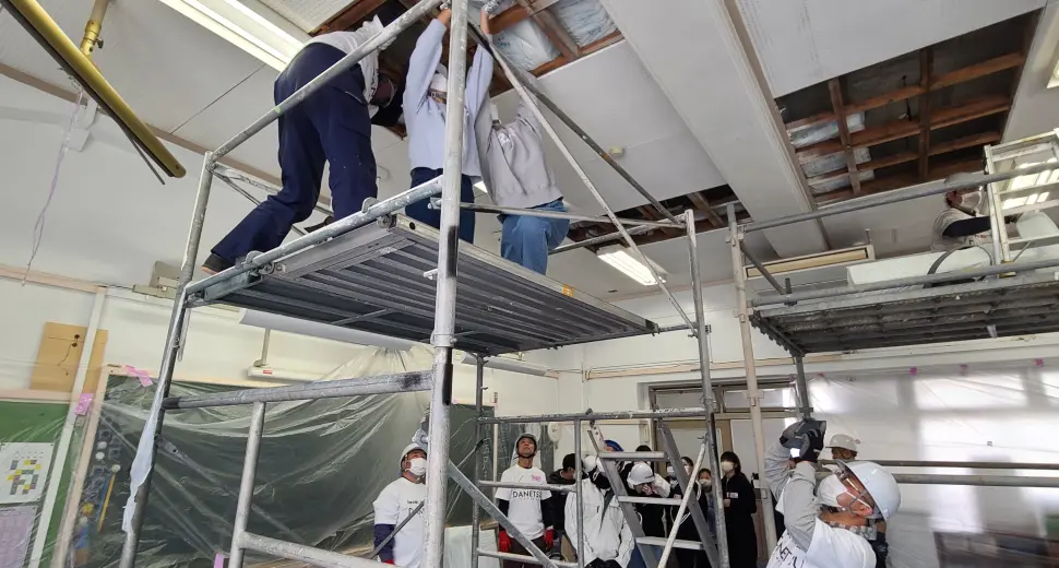 天井裏に断熱材を入れる作業員