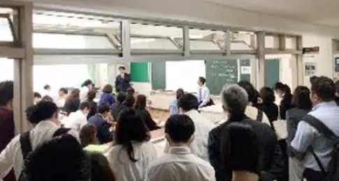 研究発表する教師